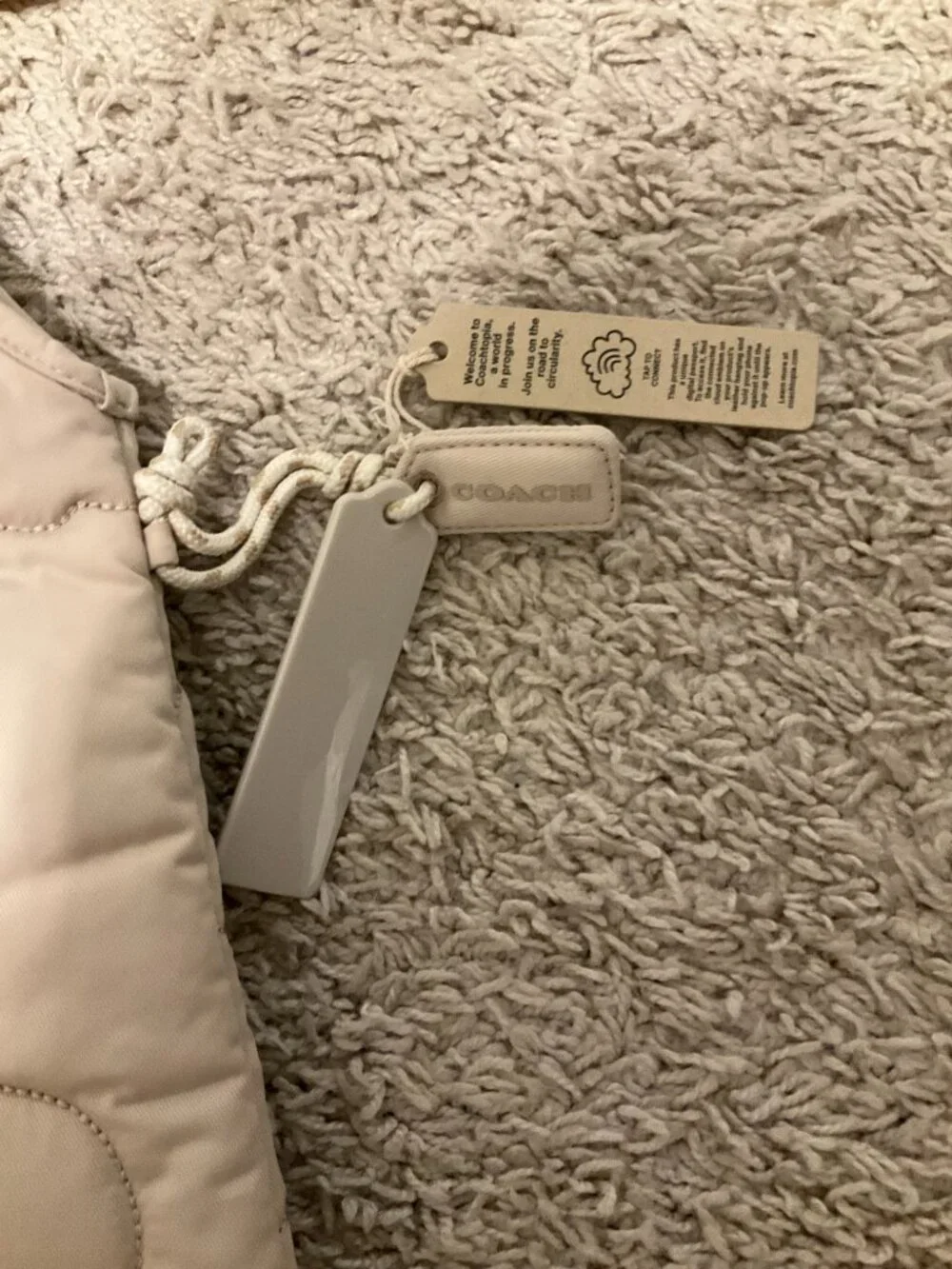 COACH coachtopia loop flat tote with cloud quilting. color: cloud cloud. Co668.